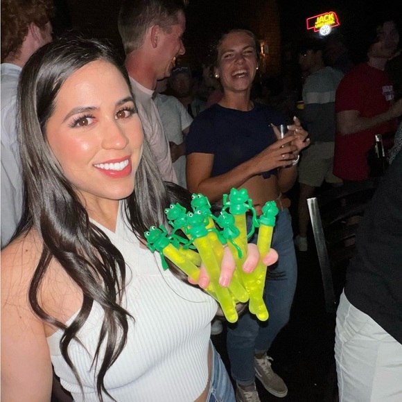 Meet your Posher, Madison - Picture 2 of 2